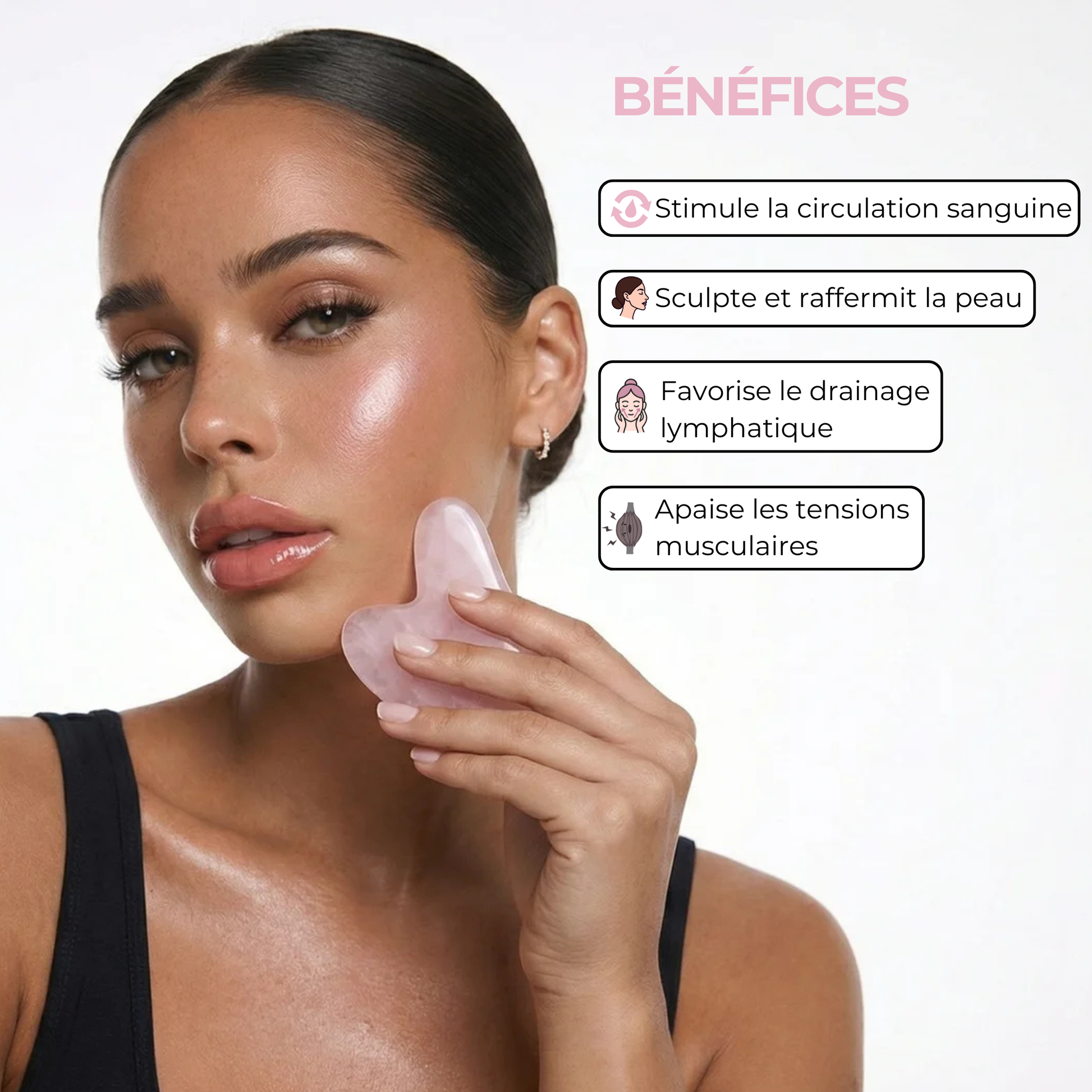 Femme utilisant un gua sha avec les principaux bénéfices : stimuler la circulation sanguine, raffermir la peau, favoriser le drainage lymphatique et apaiser les tensions musculaires.