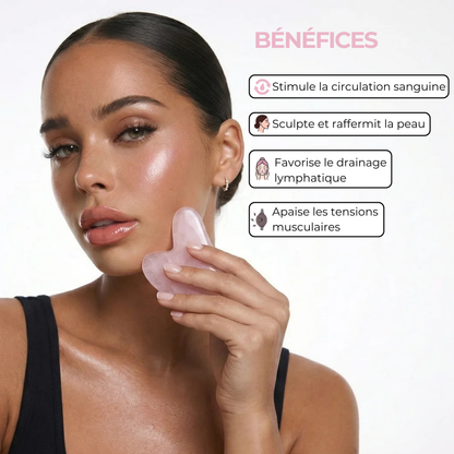 Femme utilisant un gua sha avec les principaux bénéfices : stimuler la circulation sanguine, raffermir la peau, favoriser le drainage lymphatique et apaiser les tensions musculaires.