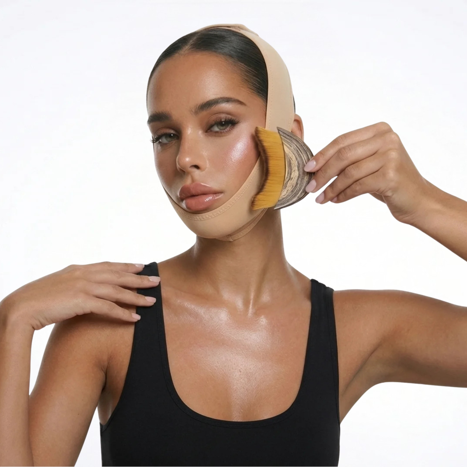Modèle utilisant la brosse lymphatique SweetLifty sur la joue tout en portant la gaine visage SweetLifty, illustrant une routine complète de drainage lymphatique et de soin du contour du visage.