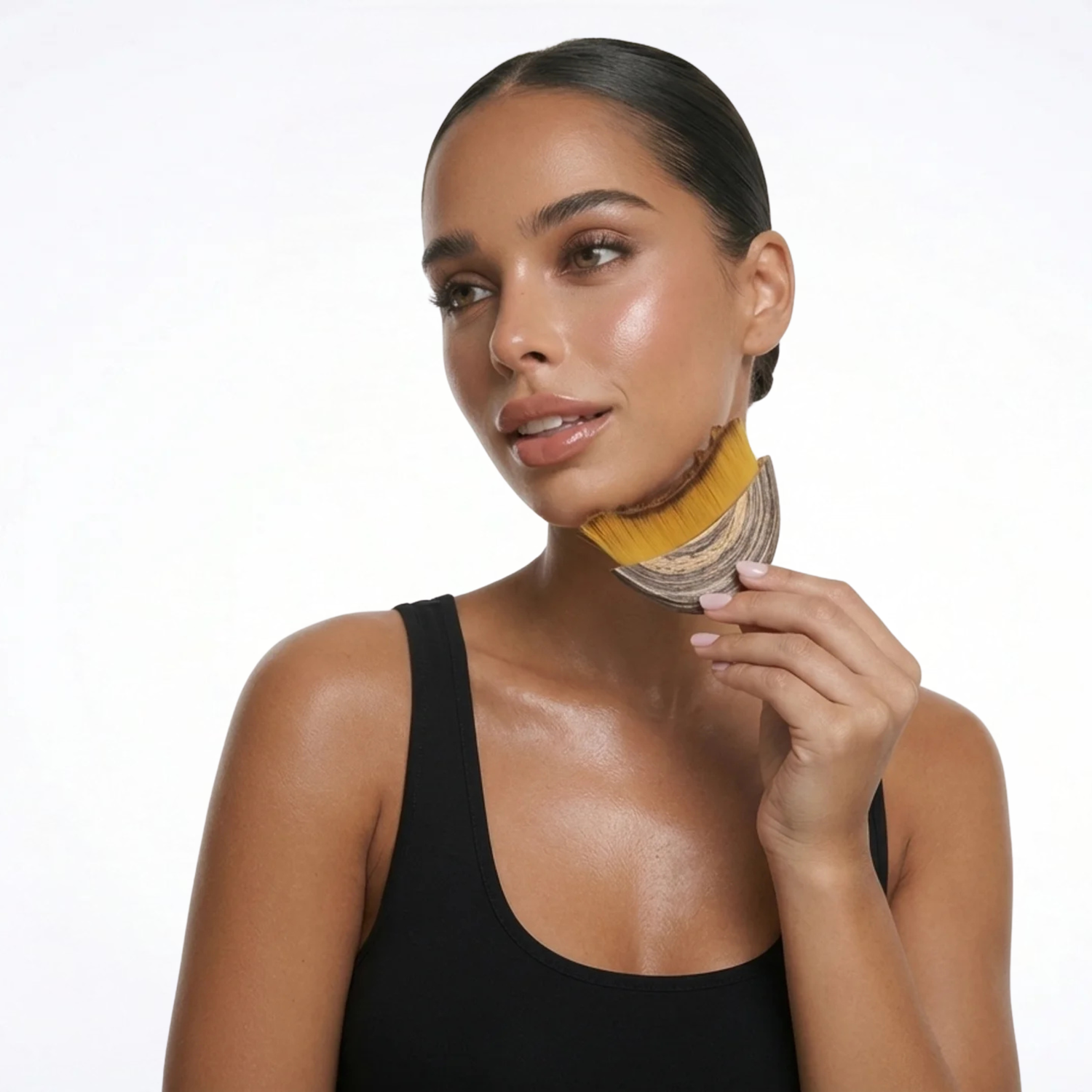 Modèle utilisant la brosse lymphatique SweetLifty sous le menton pour stimuler le drainage lymphatique, réduire les gonflements et redessiner les contours de la mâchoire.