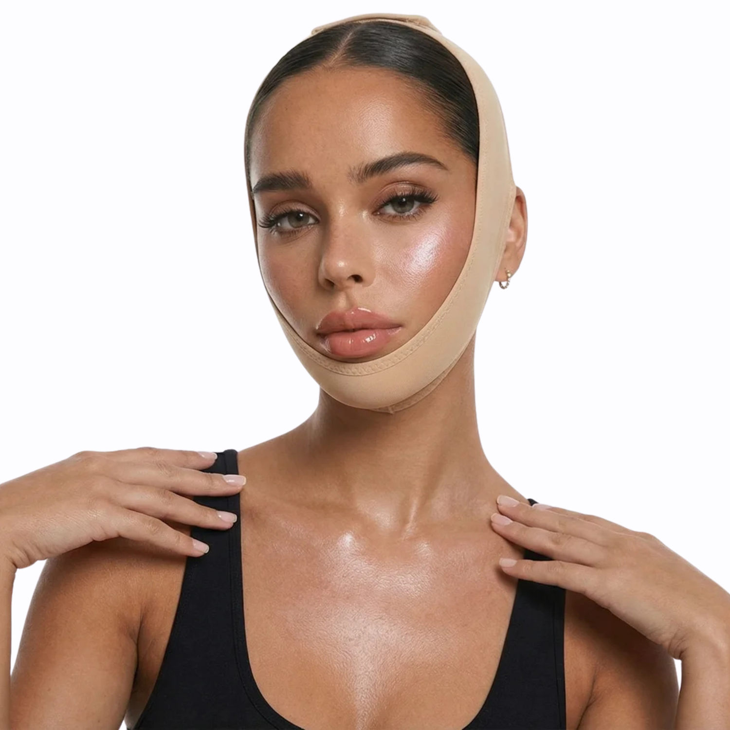 Modèle portant la gaine visage SweetLifty, un accessoire conçu pour soutenir le contour du visage, réduire les gonflements et favoriser une apparence plus définie.
