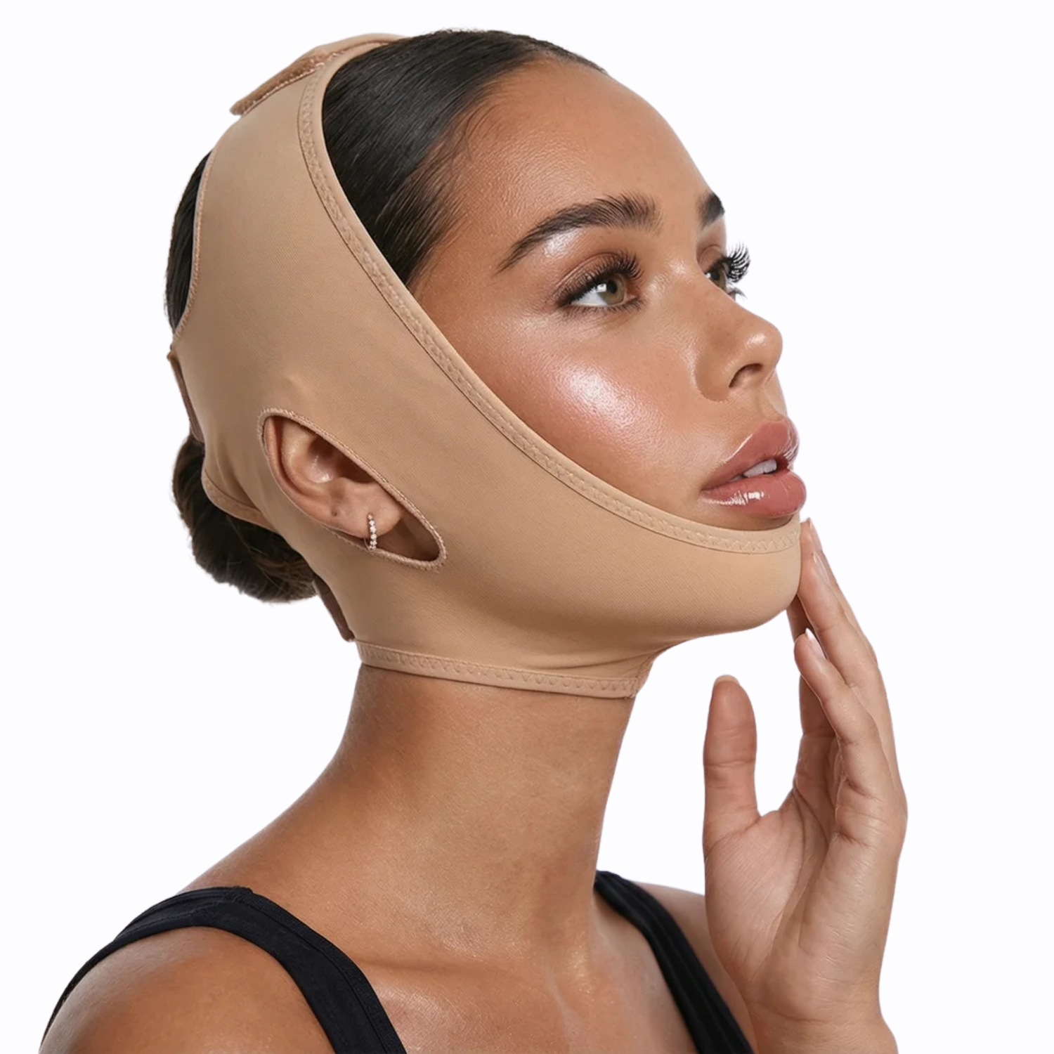 Vue de profil d'un modèle portant la gaine visage SweetLifty, montrant son ajustement autour du menton, de la mâchoire et du visage pour favoriser une apparence plus définie.