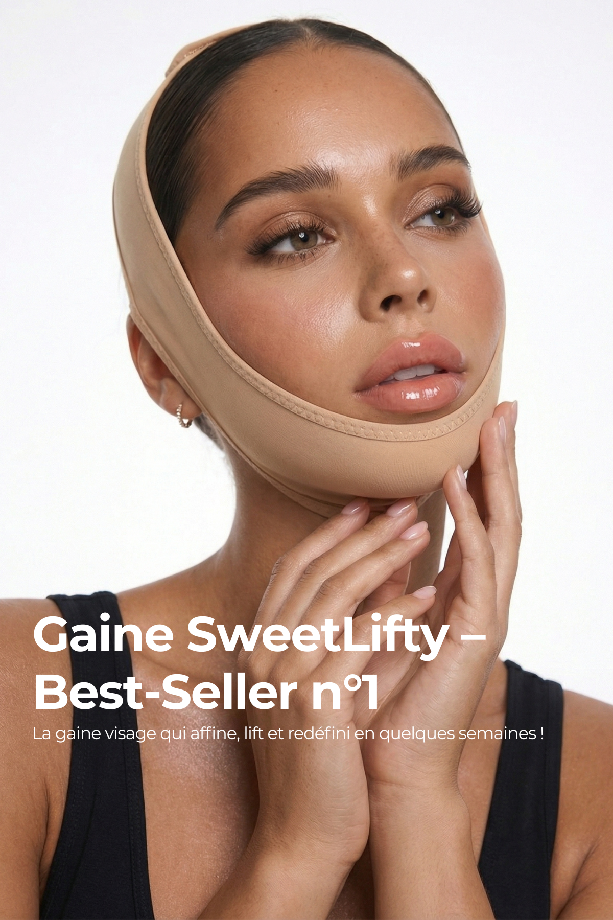 Femme portant la gaine SweetLifty pour affiner l'ovale du visage et réduire l'apparence du double menton.