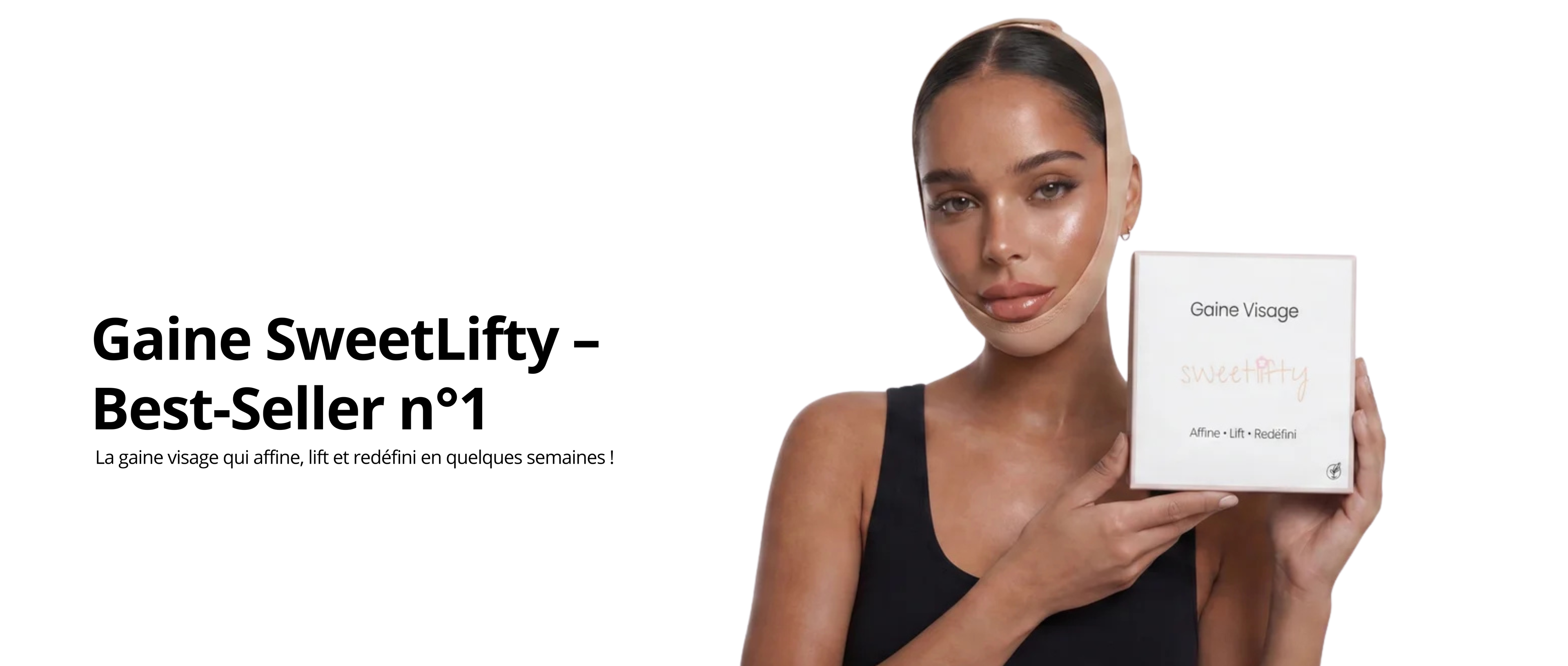 Femme portant la gaine SweetLifty et présentant le coffret de la gaine visage SweetLifty.